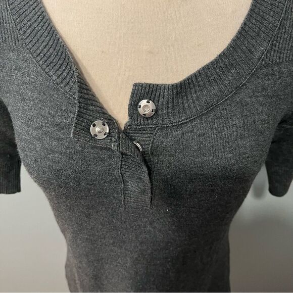 A Pea in the Pod Charcoal Grey Snap Henley 3/4 Sleeve Tunic Size Medium - Picture 2 of 6